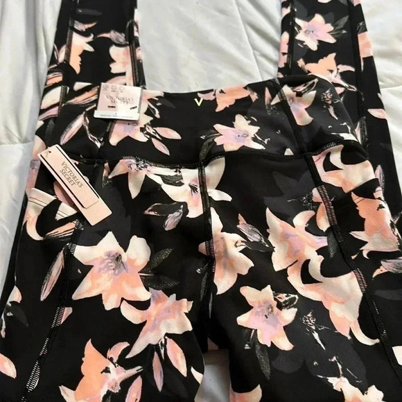 Victoria's Secret Incredible Essential Pocket Leggings Black/Pink Lily 2 NWT - Picture 6 of 6